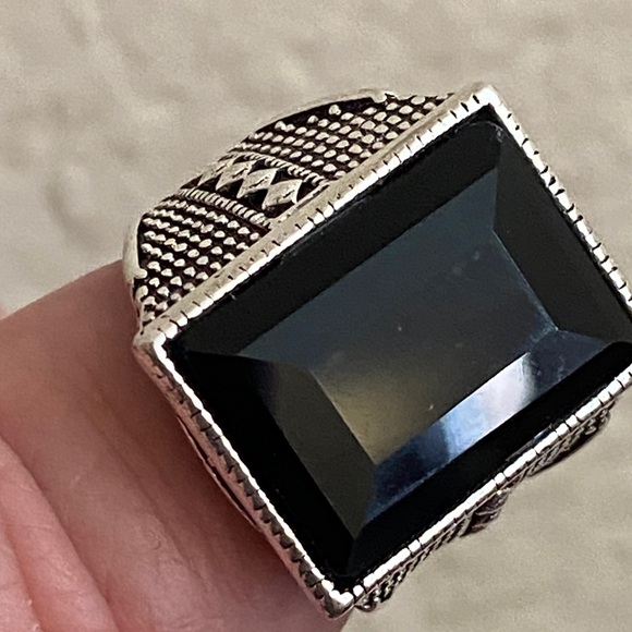 5/$10❤️❤️❤️NEW Silver Tone Alloy & Faceted Black Glass Ring - Picture 1 of 9